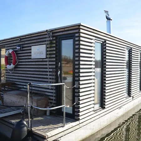 Hausboot Hafenkoenig * Lübeck