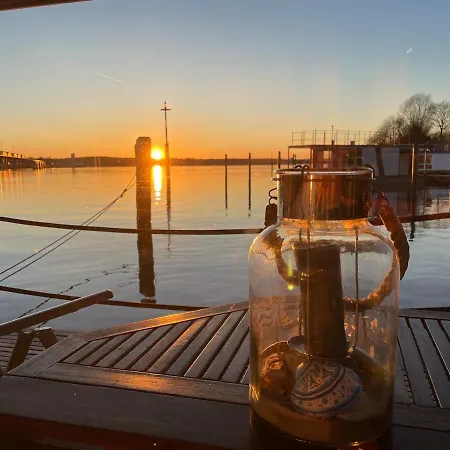 Úszó hotel Hausboot Hafenkoenig