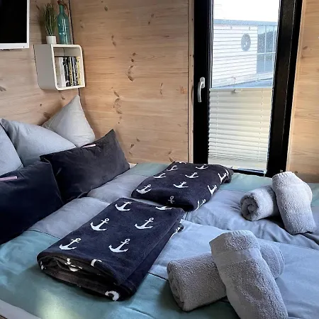 Hausboot Hafenkoenig Lübeck