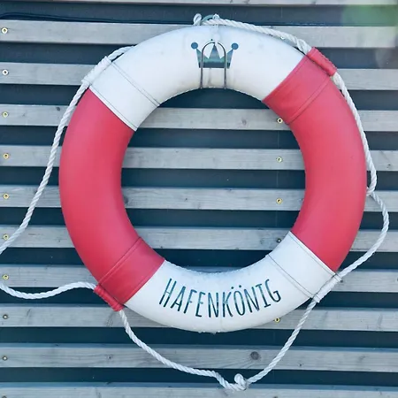 Hausboot Hafenkoenig * Lübeck