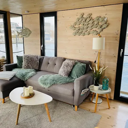 Hausboot Hafenkoenig Úszó hotel Lübeck