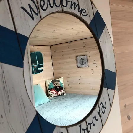 Úszó hotel Hausboot Hafenkoenig Lübeck