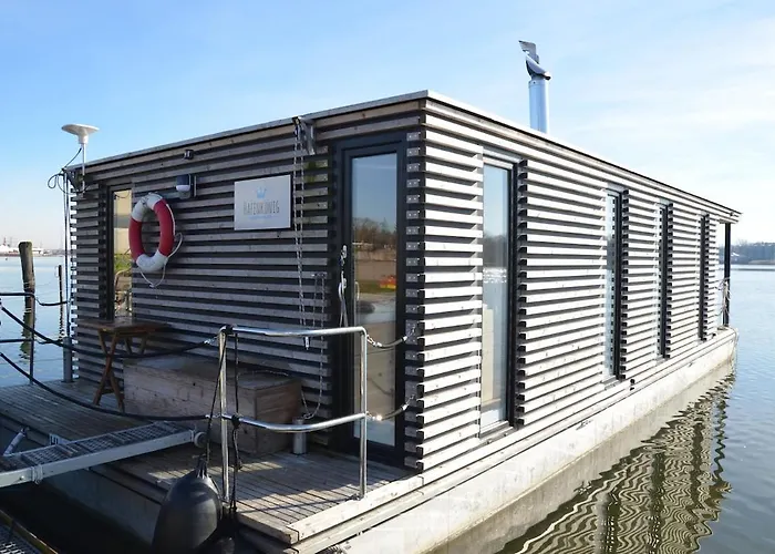 Hausboot Hafenkoenig * Lübeck