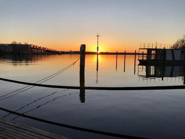 Hausboot Hafenkoenig Botel