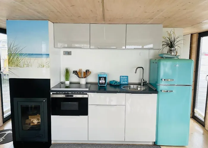 Botel Hausboot Hafenkoenig Lübeck