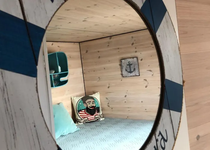 Botel Hausboot Hafenkoenig Lübeck